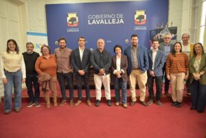 Representantes de la IDL y Ande tras la firma de acuerdo sobre el Programa Despega Uruguay (Foto: Prensa IDL)
