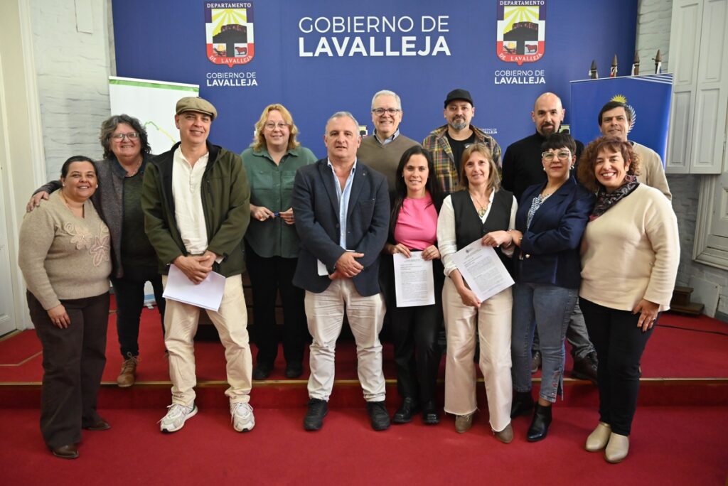 En la mañana de ayer, en el Salón de Actos de la Intendencia de Lavalleja, se firmaron convenios del programa Transforma Territorio (Foto: Prensa IDL)