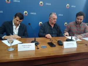 Federico Decia, Daniel Ximénez y Juan Ignacio Dorrego al momento de la firma del acuerdo del programa Despega Uruguay.