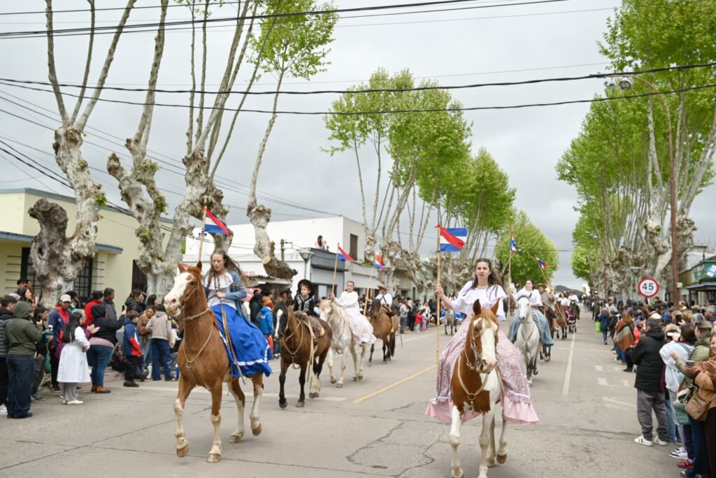 Un gran desfile de caballería gaucha se realizó ayer en Minas (Foto: Prensa IDL)