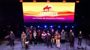 Autoridades y artistas entonando A don José en la medianoche del sábado (Foto: Prensa IDL)