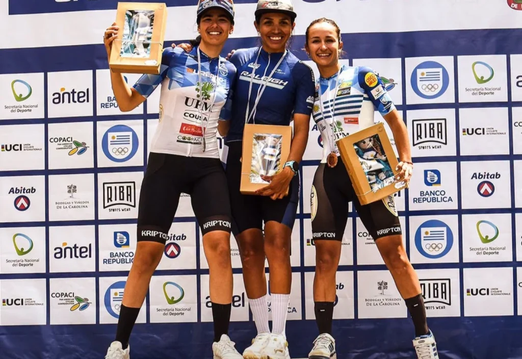 Florencia Revetria, Maribel Aguirre y Luciana Wynants en la Vuelta Ciclista del Uruguay Femenina 2026. (Foto: FCU)