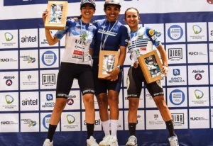 Florencia Revetria, Maribel Aguirre y Luciana Wynants en la Vuelta Ciclista del Uruguay Femenina 2026. (Foto: FCU)
