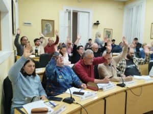 Ediles de la JDL votando el primer cuarto intermedio de una larga noche, más de siete horas y media de sesión.