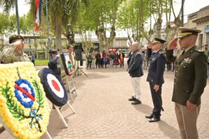 Colocación de ofrendas por representantes de la IDL, el Ejército Nacional y la Jefatura de Policía. 