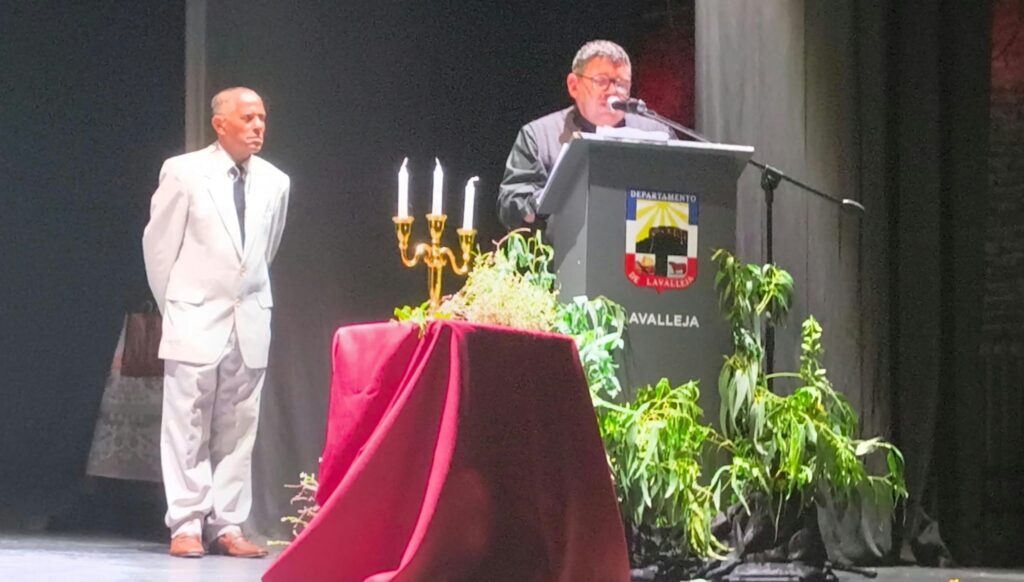 Fernando Pereira en uso de la palabra, junto a Marcos Roberto Rodríguez, maestro de ceremonias del evento