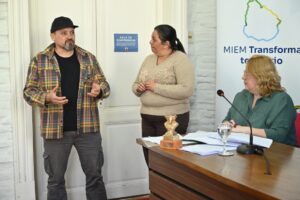 Alejandro Santos, titular de Taller Ñanderekó, previo a firmar el convenio del programa Transforma Territorio (Foto: Prensa IDL)