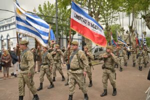 Desfile de militares en el acto. 