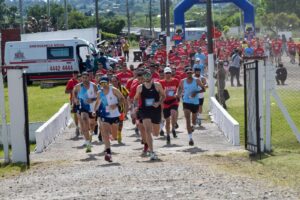 Los atletas saliendo del predio del Grupo de Artillería a recorrer las calles minuanas