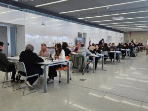 Otra vista de la magnitud de ajedrecistas de todas las edades presentes en el torneo