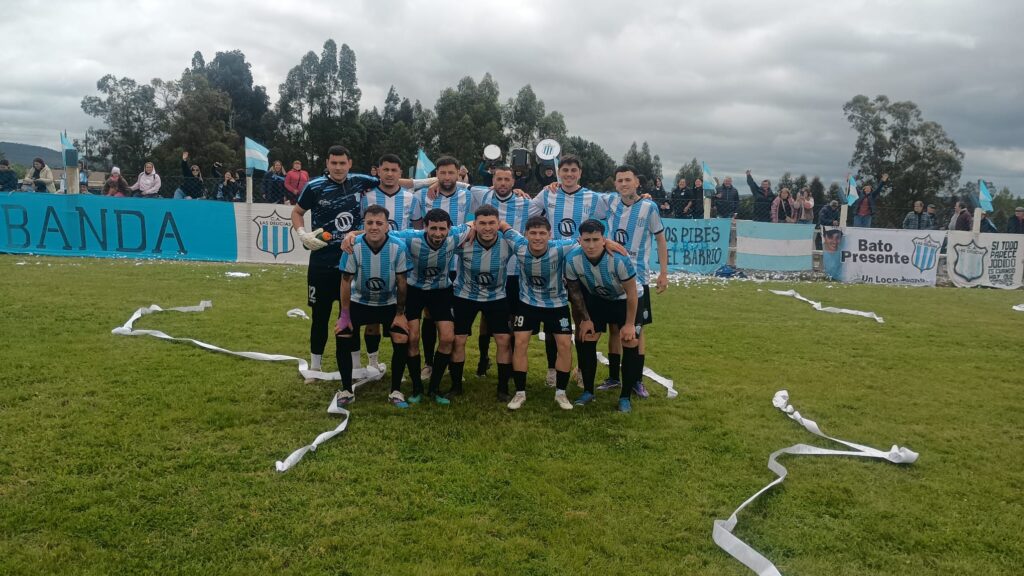 Integración de Las Delicias que ayer venció a Sportivo Minas y ahora necesita que Nacional le gane a Lavalleja en la última fecha para quedarse con el Apertura. Parados: Ángel Sotelo, Yonathan Silva, Enzo Herrera, Andrés Matías, Kevir Fernández, Yan Cortés. Agachados: Ezequiel Gómez, César Juncal, Alexander Garandán, Manuel Cifuentes, Santiago Mazzoncini. (Foto: Gentileza Miguel Cortés).