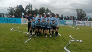Integración de Las Delicias que ayer venció a Sportivo Minas y ahora necesita que Nacional le gane a Lavalleja en la última fecha para quedarse con el Apertura. Parados: Ángel Sotelo, Yonathan Silva, Enzo Herrera, Andrés Matías, Kevir Fernández, Yan Cortés. Agachados: Ezequiel Gómez, César Juncal, Alexander Garandán, Manuel Cifuentes, Santiago Mazzoncini. (Foto: Gentileza Miguel Cortés).