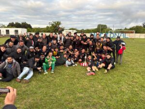 Plantel de Lavalleja celebrando la obtención del Torneo Apertura. (Foto: Gentileza de Gustavo Facciola).