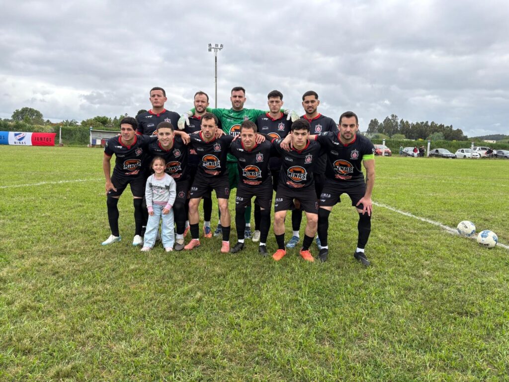 Alineación de Lavalleja que ayer jugó ante Nacional. Parados: Adolfo Liesegang, Matías Dutour, Valentín Melgar, Nagüel Quimbo, William Pachaco. Agachados: Brian Aguirrezabala, Lucas Velázquez, Brayan Velásquez, Samuel Gómez, Osvaldo Vázquez, Mauricio Capricho. (Foto: Gonzalo Martínez).