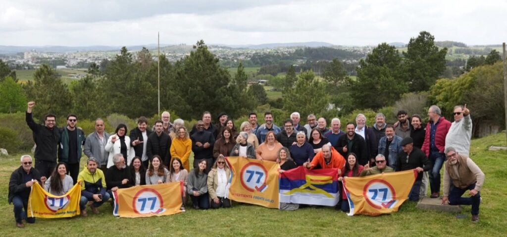 Dirigentes nacionales y departamentales de la Vertiente Artiguista una vez finalizada la sesión de la Directiva Nacional. (Foto: Comunicación Vertiente Artiguista).