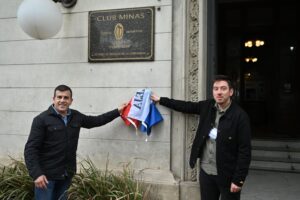 Felipe de los Santos y Guillermo Riccetto, descubren una placa en al acceso del Club Minas