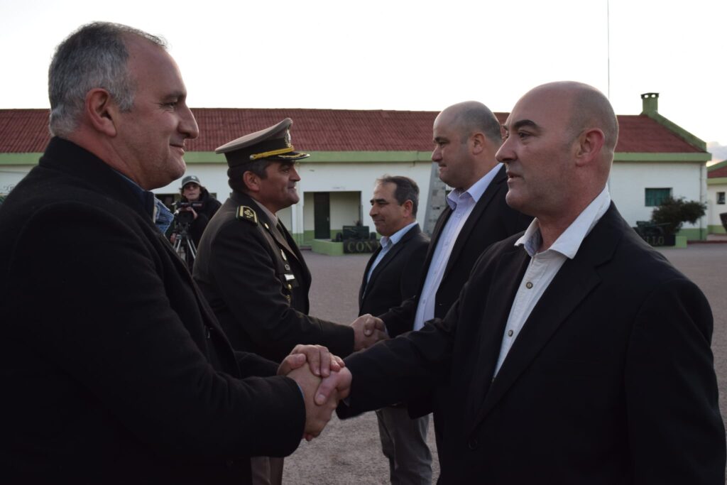 Un oficial entregó junto al intendente daniel Ximénez reconocimientos a los efectivos que co,mpletaron 25 o más años de servicio en la unidad militar.
