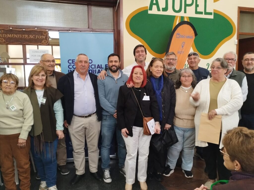 Integrantes de Ajupel y de CCIL durante la presentacion de la Tarjeta Modo Minas.