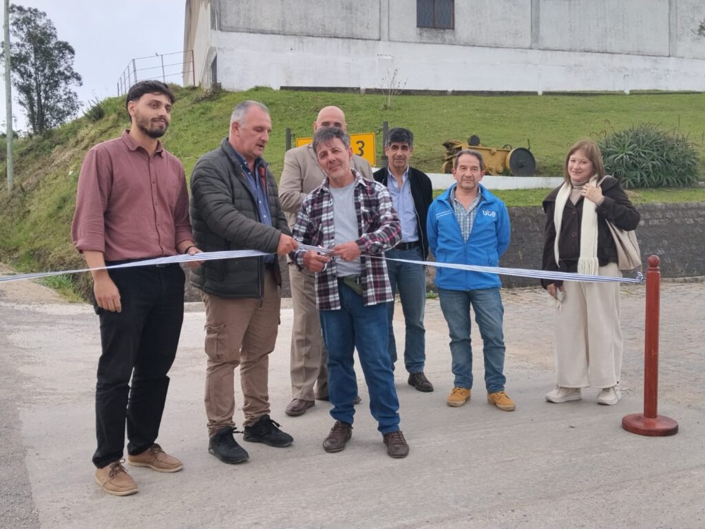Autoridades y vecinos en el tradicional corte de cinta (Foto: Prensa IDL)