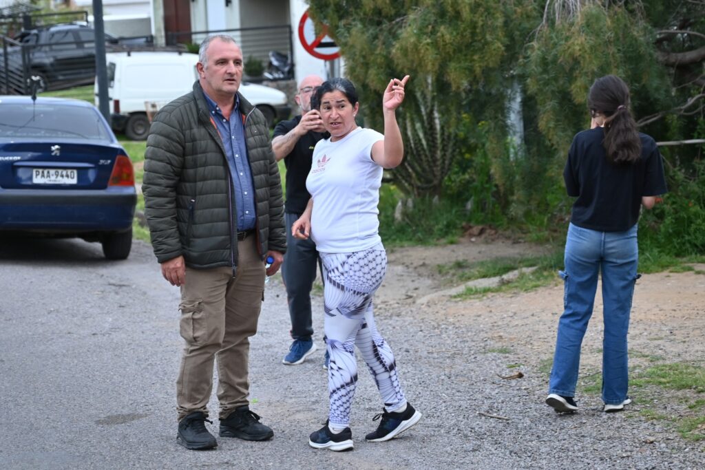 El intendente junto a una vecina del barrio, en el acto de inauguración de la obra lumínica (Foto: Prensa IDL)