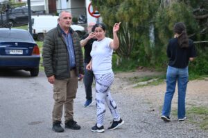 El intendente junto a una vecina del barrio, en el acto de inauguración de la obra lumínica (Foto: Prensa IDL)