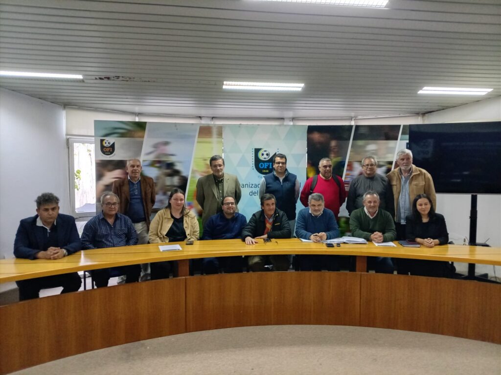 Parados: Dr. Javier Pintos, Dr. Héctor Leites, Agustín Lema, Sergio Duarte, Gastón Giles, Luis Lazbal. Sentados: Dr. Jorge Vezoli, Walter Martínez, Yoselin Gómez, Dr. Martín Martinicorena (vice presidente), Gustavo Bares (presidente), Gustavo Ruiz (Gerente), Aníbal Espinel (secretario), Dra. Luciana De León. En la foto falta el tesorero Manuel Román, quién solicitó licencia por un mes. (Foto: Carlos Fernández Pereira).