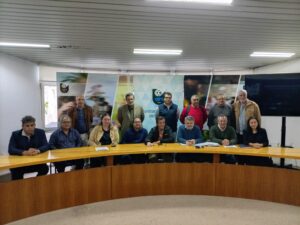 Parados: Dr. Javier Pintos, Dr. Héctor Leites, Agustín Lema, Sergio Duarte, Gastón Giles, Luis Lazbal. Sentados: Dr. Jorge Vezoli, Walter Martínez, Yoselin Gómez, Dr. Martín Martinicorena (vice presidente), Gustavo Bares (presidente), Gustavo Ruiz (Gerente), Aníbal Espinel (secretario), Dra. Luciana De León. En la foto falta el tesorero Manuel Román, quién solicitó licencia por un mes. (Foto: Carlos Fernández Pereira).