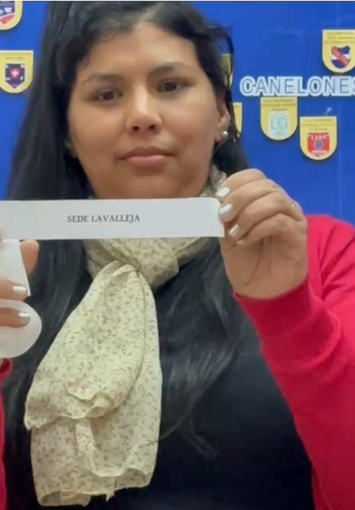 Natalia Ferreira, secretaria de OFI, en momentos de extraer del bolillero el nombre de Lavalleja como sede fija.