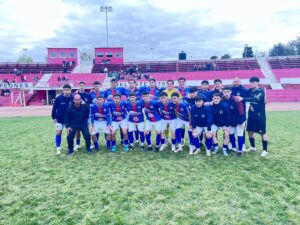 Plantel de la Selección Sub 20 de Lavalleja que ayer ganó en Treinta y Tres y está entre los 4 mejores equipos del Interior. (Foto Gentileza de Pablo Hernández desde Treinta y Tres).